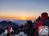 长假尾声，黄山美景和徽州古村仍吸引数万游客