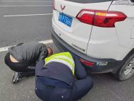 春節不打烊，六安一巡邏民警化身“修車師傅”