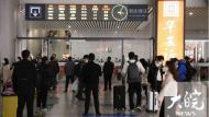 見(jiàn)到兒子她喜極而泣！記者在合肥南站直擊溫暖回家路
