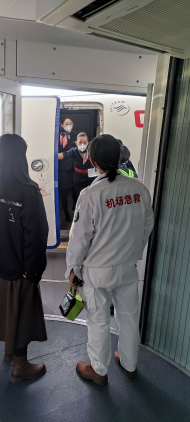 旅客飛機上突發(fā)疾病昏迷  機組第一時間緊急救治