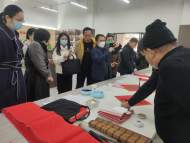 合肥市三孝口街道城隍廟社區：喜迎新春送對聯  筆墨濃重鄰里情