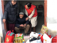 潁上縣紅雨傘志愿者協(xié)會：新春祝福 尊老敬老——兩位愛心女士慰問百歲老人