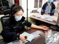  宿松：窗口女輔警打著點滴給群眾辦理戶籍