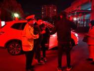 老人突發心臟病送醫途中遇返程高峰 六安交警護航“生命通道”