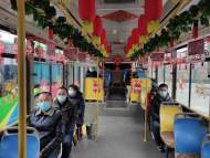 六安公交“年味車廂”溫馨上線