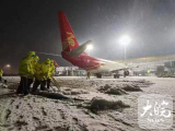 合肥机场夜里两次启动除冰雪作业  保障早航班正常起飞