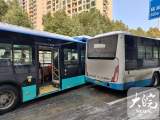 雪天路滑，蚌埠兩公交車“靠"上了