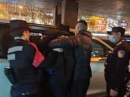 醉酒男子地鐵站通道內酣睡? 輔警助其回家