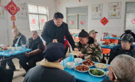 潘集區(qū)祁集鎮(zhèn)領(lǐng)導(dǎo)與敬老院老人一起過大年