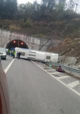 实载53人长途客车出隧道后侧翻 目击者讲述现场情况