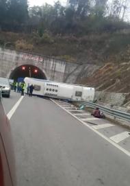 實(shí)載53人長(zhǎng)途客車出隧道后側(cè)翻 目擊者講述現(xiàn)場(chǎng)情況