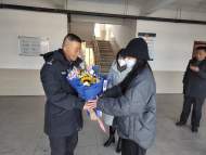   鮮花贈“浴火英雄” 她等了7年終如愿