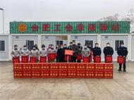 安巢經(jīng)開區(qū)黨工委委員、管委會(huì)副主任吳斌來(lái)巢湖東站看望慰問一線職工