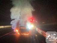 六安：濟廣高速一輛轎車自燃