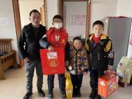 蕪湖市弋江區春節慰問留蕪流動兒童家庭  