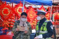 巢湖交警：走上街頭開展春運交通安全宣傳活動