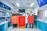 安医大附属阜阳医院：94岁新冠老人康复出院，家人送来春联和感谢信