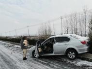 淮南：路面上凍 一轎車打滑漂移釀事故