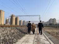 宣城：女子無錢買票欲扒乘火車回家被及時攔下