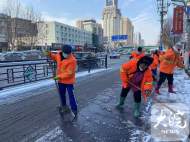 淮南田家庵區(qū)環(huán)衛(wèi)工人凌晨全員上崗  緊急除雪方便市民出行