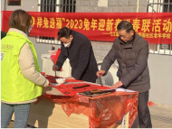 蕪湖市馬塘街道弋江嘉園社區(qū)：福贈(zèng)春聯(lián)祈平安，奮筆揮毫迎新春