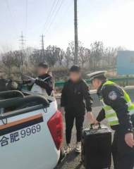 兩男子清晨步行高速應(yīng)急車(chē)道 合肥交警迅速出動(dòng)