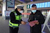 壽縣公安交警積極參加壽縣團縣委組織的“暖冬行動”主題宣傳活動