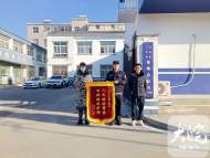 下班途中救助傷者 舒城一民警收到“遲到”一年的錦旗