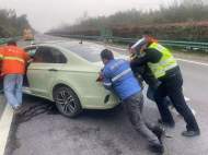 著急返鄉(xiāng)過年 駕駛員疲勞駕駛追尾大貨車