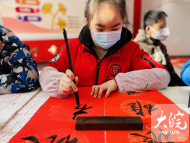 合肥一社區(qū)邀請(qǐng)“小小書(shū)法家”為居民義務(wù)寫(xiě)春聯(lián)