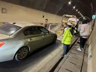 轎車隧道內(nèi)發(fā)生故障 六安高速交警妥善處置消隱患