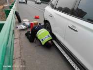 京臺?高速公路發生追尾，宿州交警跪地幫換備胎
