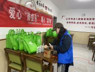 愛心“防疫包”  暖心“防護墻” ——六安市裕安區(qū)平橋鄉(xiāng)社工站發(fā)放“防疫愛心包”