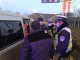 巢湖交警依法查处一起非法运输烟花爆竹案
