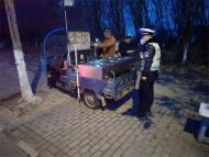 巢湖交警及時清理占道經(jīng)營攤販，消除道路交通安全隱患