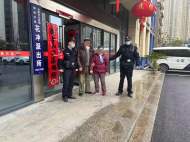 75歲老太太出門走親戚迷路，合肥花沖派出所民警及時找到她