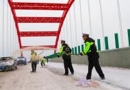 安徽廬江：交警撒鹽除雪破冰保暢通