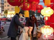 人氣回暖 年味漸濃 阜南群眾滿懷希望迎新年