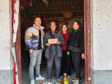 晓天镇方冲村：爱心小伙浓冬时节送温暖