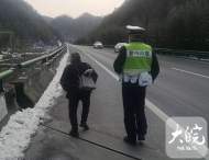 老人高速上逆行 六安交警護送其回家