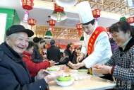 淮南市壽縣：老年餐廳里鬧元宵（組圖）
