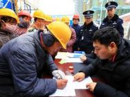 2月22日，休宁开展农民工欠薪问题投诉集中接访活动