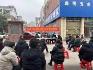 裕安區城南鎮：“板凳會”上聽民情 方案宣傳進樓院