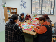 蚌山區(qū)黃莊街道東方紅社區(qū)組織開展“銀齡巧手 情暖民心”手工制作活動