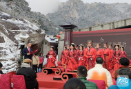 天柱山煉丹湖畔十對新人締結(jié)良緣