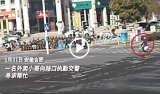 外卖小哥捡到三万元急寻失主 交警现场帮忙送还