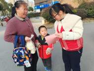 望城街道和諧社區(qū)：大手拉小手，文明一起走