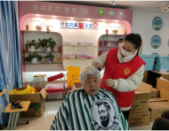 合肥市濱湖家園社區(qū)：關(guān)愛老人 愛心理發(fā)