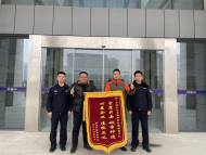 破案返贓贊民警，企業致謝送錦旗