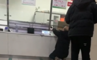 又現“丁義珍”式窗口！蘇州一醫院老人半跪著辦業務